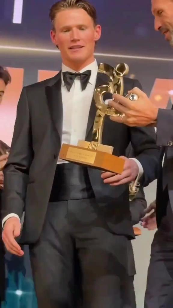 真帅啊小麦当选AIC赛季最佳球员，众巨星一同喊出他名字