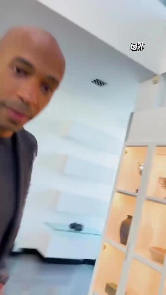 亨利去卡洛斯家里作客~亨利身材保持得挺好，卡洛斯长胖了