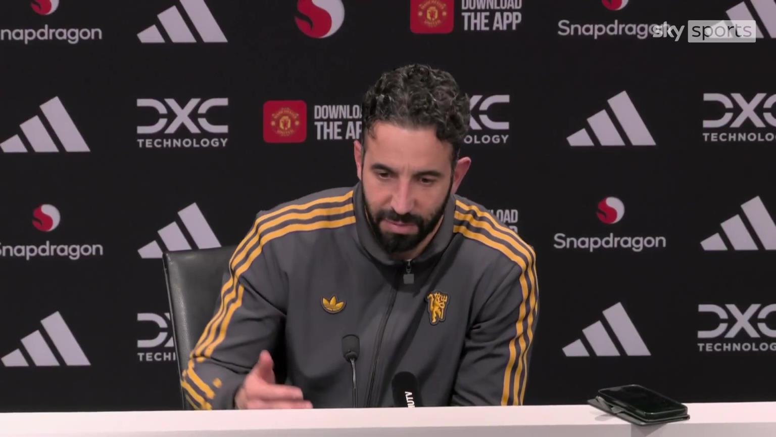 阿莫林激动地为自己没有让梅努上场辩护道：这是我的决定！！