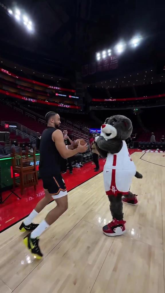 笑死！狄龙一回到休斯顿，又和火箭熊“打”起来了！