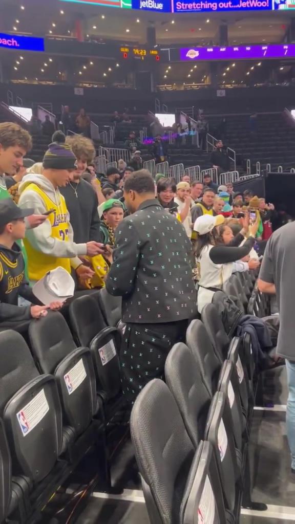 曾经的凯尔特人队长！斯玛特重返北岸花园，赛前给粉丝签名