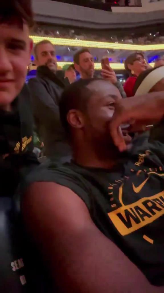 年轻人玩得真花！小佩顿向库明加分享如何和女网友聊骚