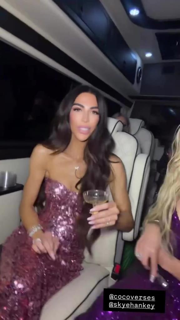 皮蓬前妻与闺蜜们自拍，这嘴唇是去做了丰唇吗？