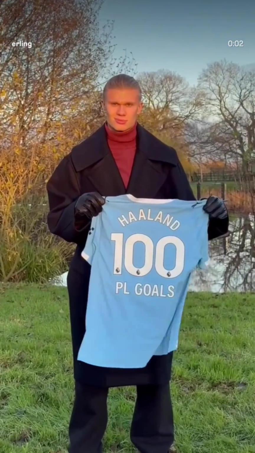 哈兰德晒出英超100球纪念球衣，这画质都快看不清哈兰德的脸了
