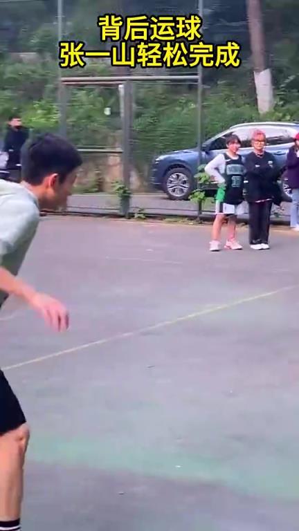 还是左撇选手！吧友们看看张一山这打球水平如何？