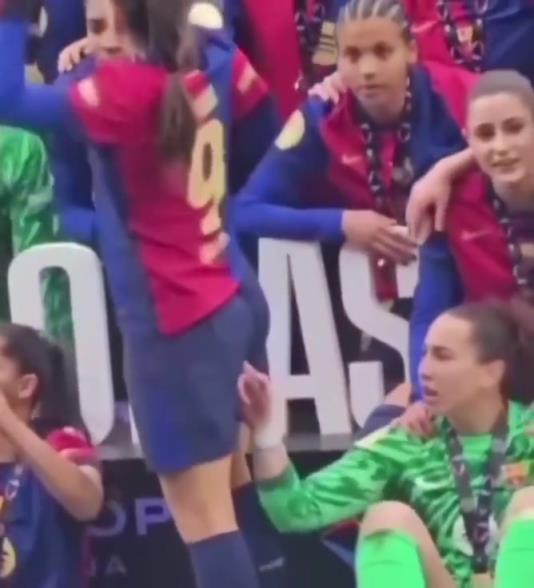 这。。。巴萨女足庆祝夺冠时给队友来个“千年杀”
