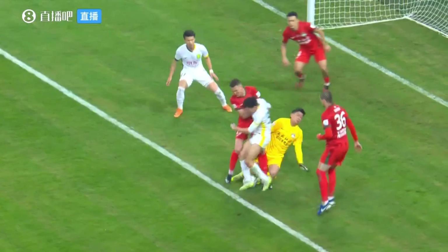 你怎么看❓️国安进球，河南门将疑似投诉被冲撞了