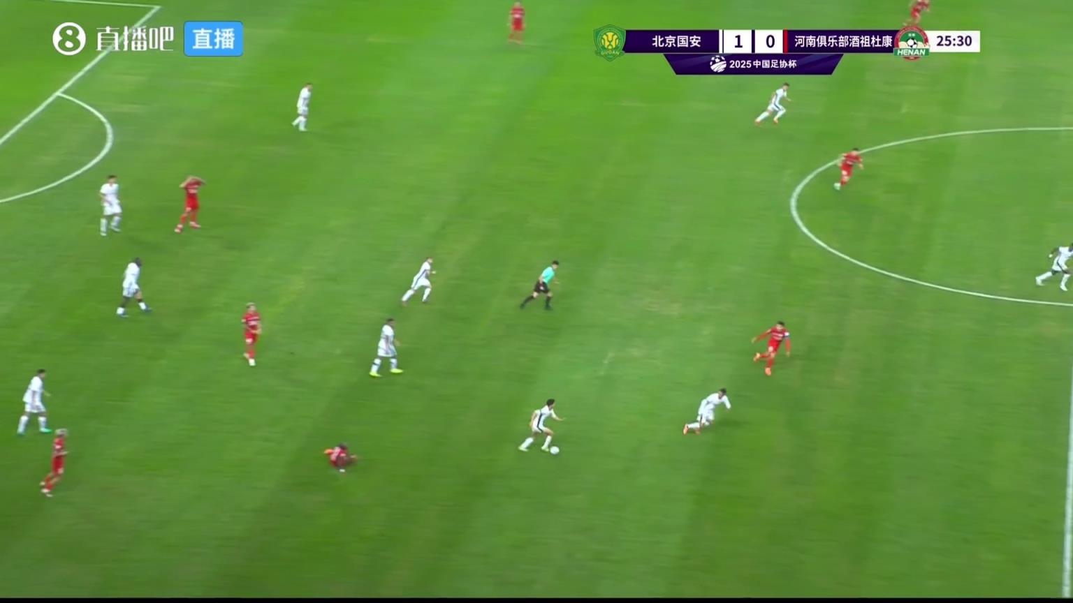 阿奇姆彭被曹永竞撞倒，韩国裁判无表示