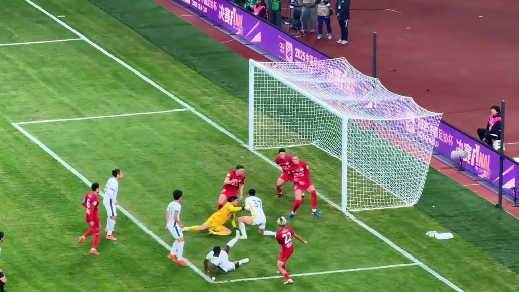 中超金靴的价值！实拍：法比奥挂着对手打门+快速起身补射破门