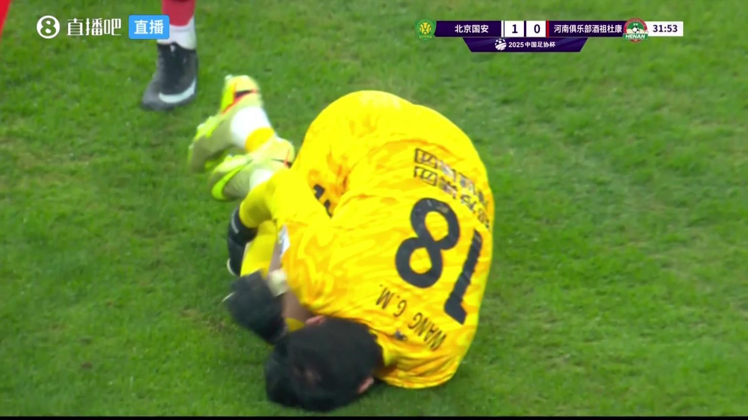 红牌还是黄牌？曹永竞单刀越位，踩在王国明小腿上染黄