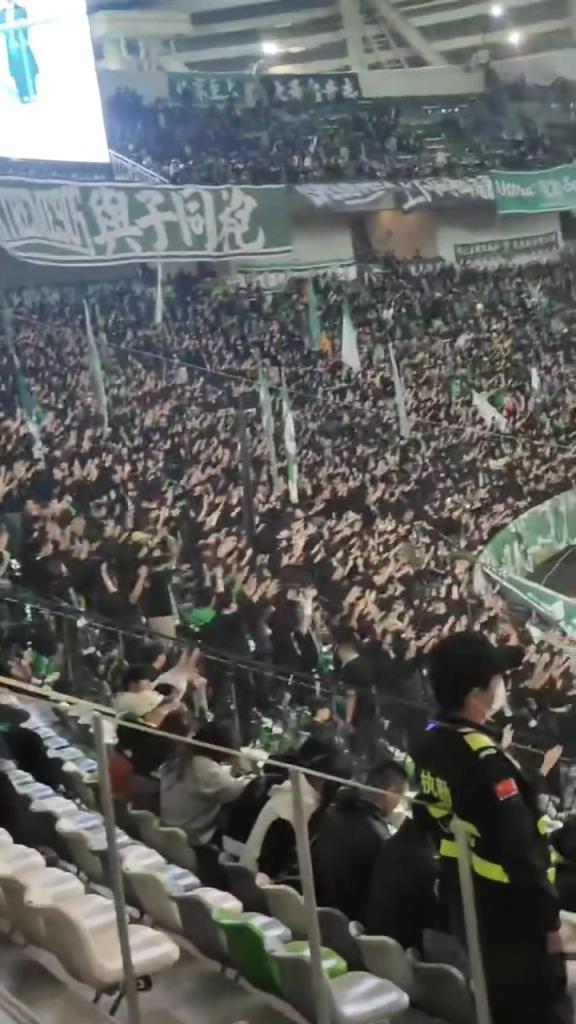 火药味十足!实拍:国安球迷看台高喊“建业是XX”