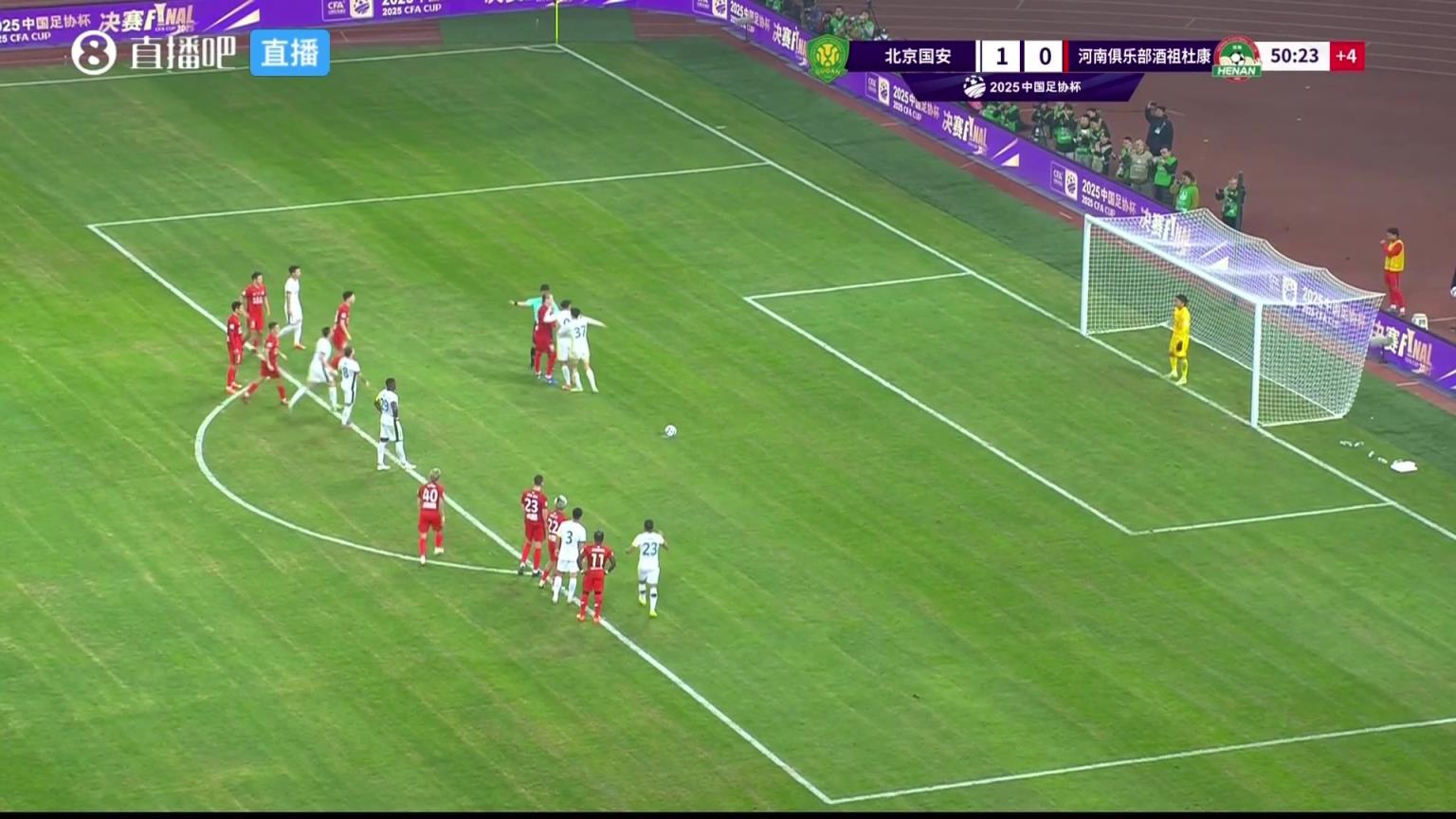 双方险些爆发冲突❗️国安罚点球时,河南球员投诉摆放位置