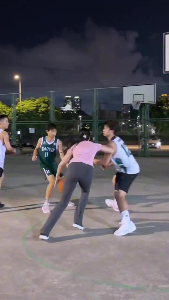 哇塞，这身材！野球场肘姐晒打球视频：我要的是绝对压制！