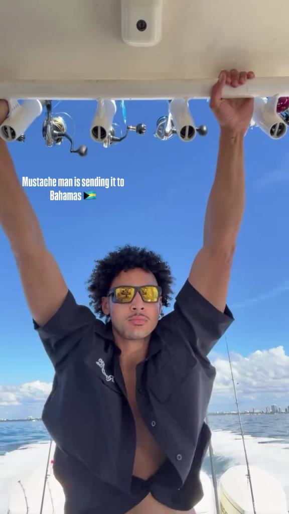 本·西蒙斯晒自己出海游玩钓鱼视频，这是开启退休生活了？