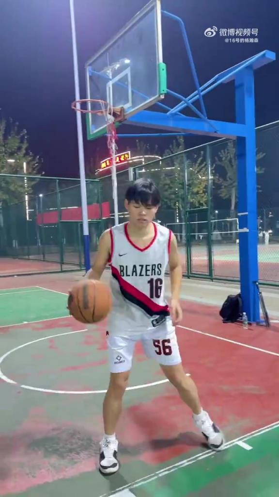 这小伙模仿杨瀚森什么水平？你别说，这脚步还挺像回事