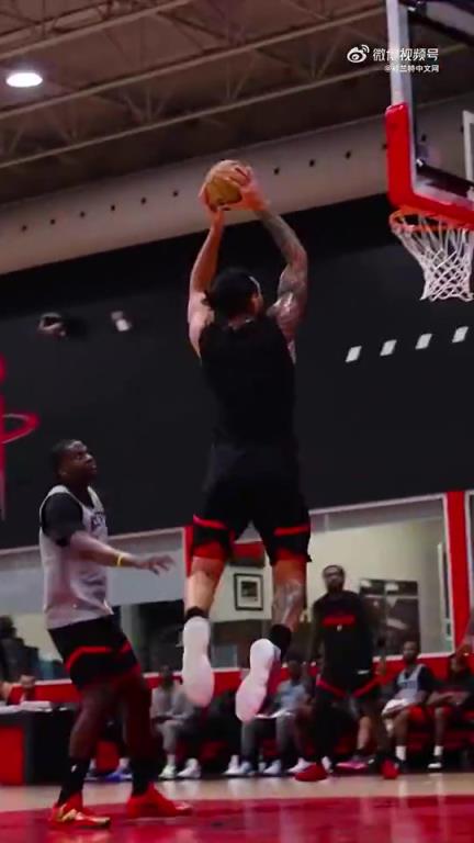 此前阿门训练中三分这么丝滑，但可惜比赛中还是不准啊！