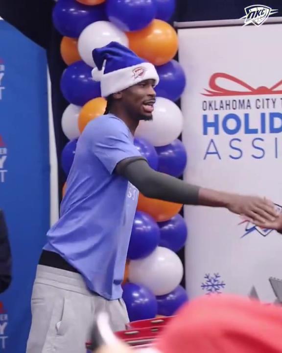 有温度的大家庭！雷霆队员们给小朋友买圣诞礼物！