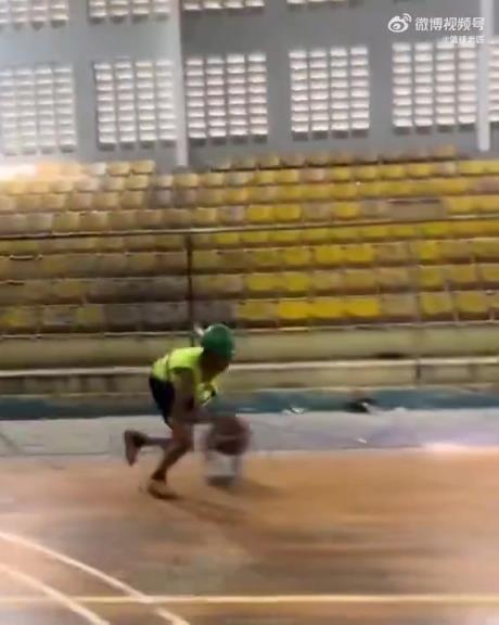 身体素质不错！小黑哥身穿民工装上演一条龙霸气飞扣