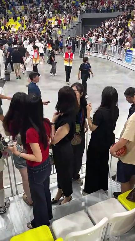 看眉眼确实有点像！球迷此前在观众席拍到胡明轩的妈妈