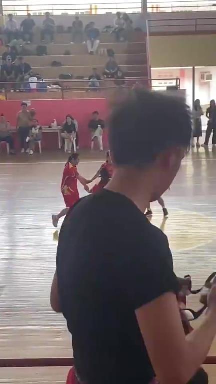 笑死！女子篮球赛惊现四保一战术，就这样还是被抢断了