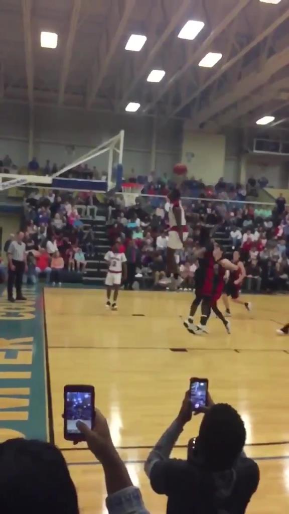 当年天赋真是太残暴了！锡安高中时期的滑翔灌篮观感太炸裂了