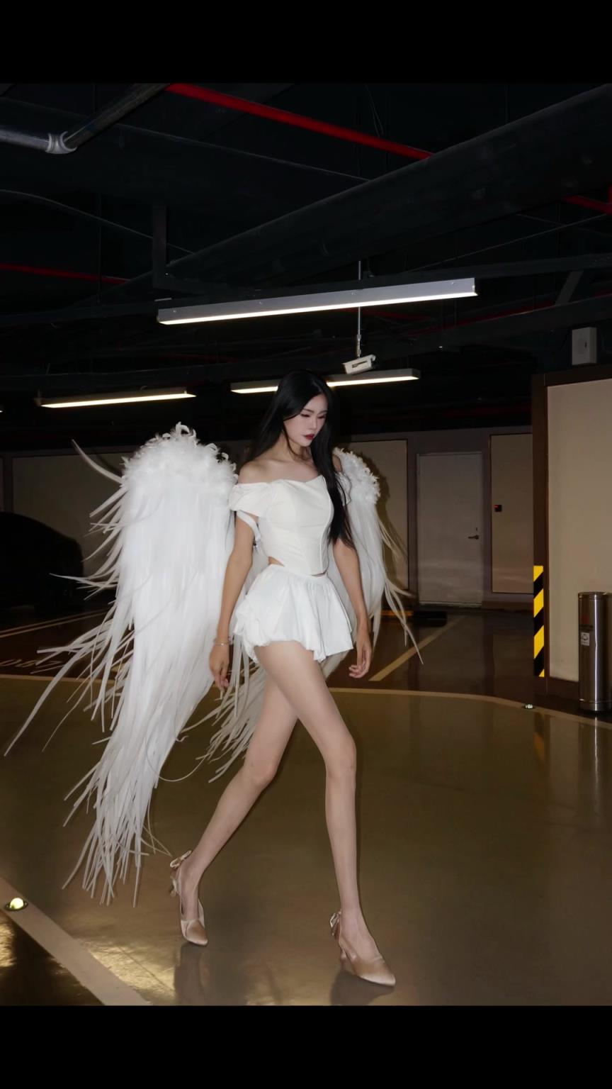 前国家女篮运动员的身材比例如何？看看“偌姐”这身天使装吧