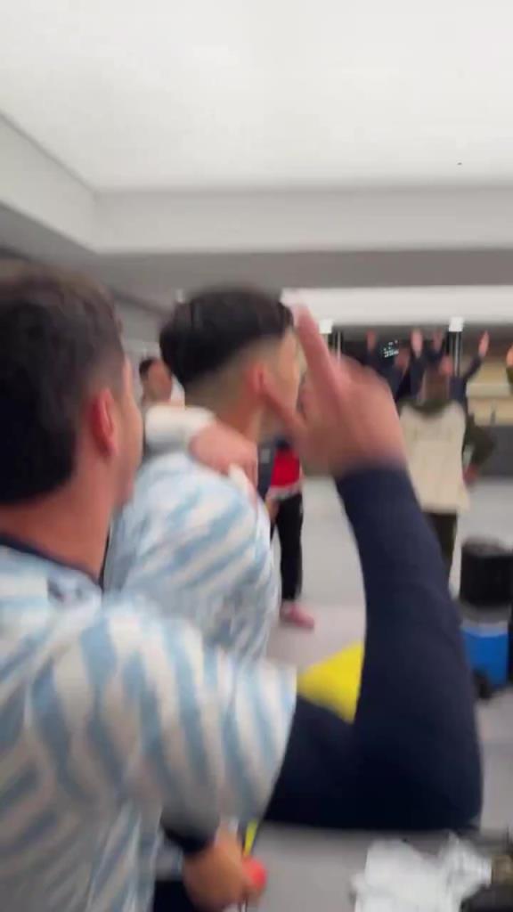 更衣室嗨疯啦~塞尔塔在伯纳乌主场0-2击败皇马后全员陷入庆祝