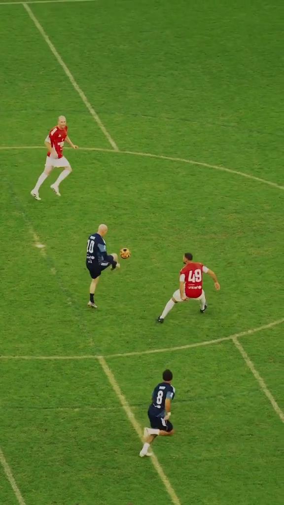 大师级优雅！齐达内接球转身挑传送出助攻，皇马队危速归！