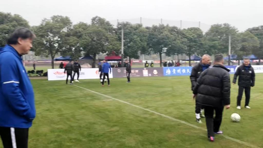 湖北队赛前热身！蔡晟在场边旁观，现场气氛十分轻松~