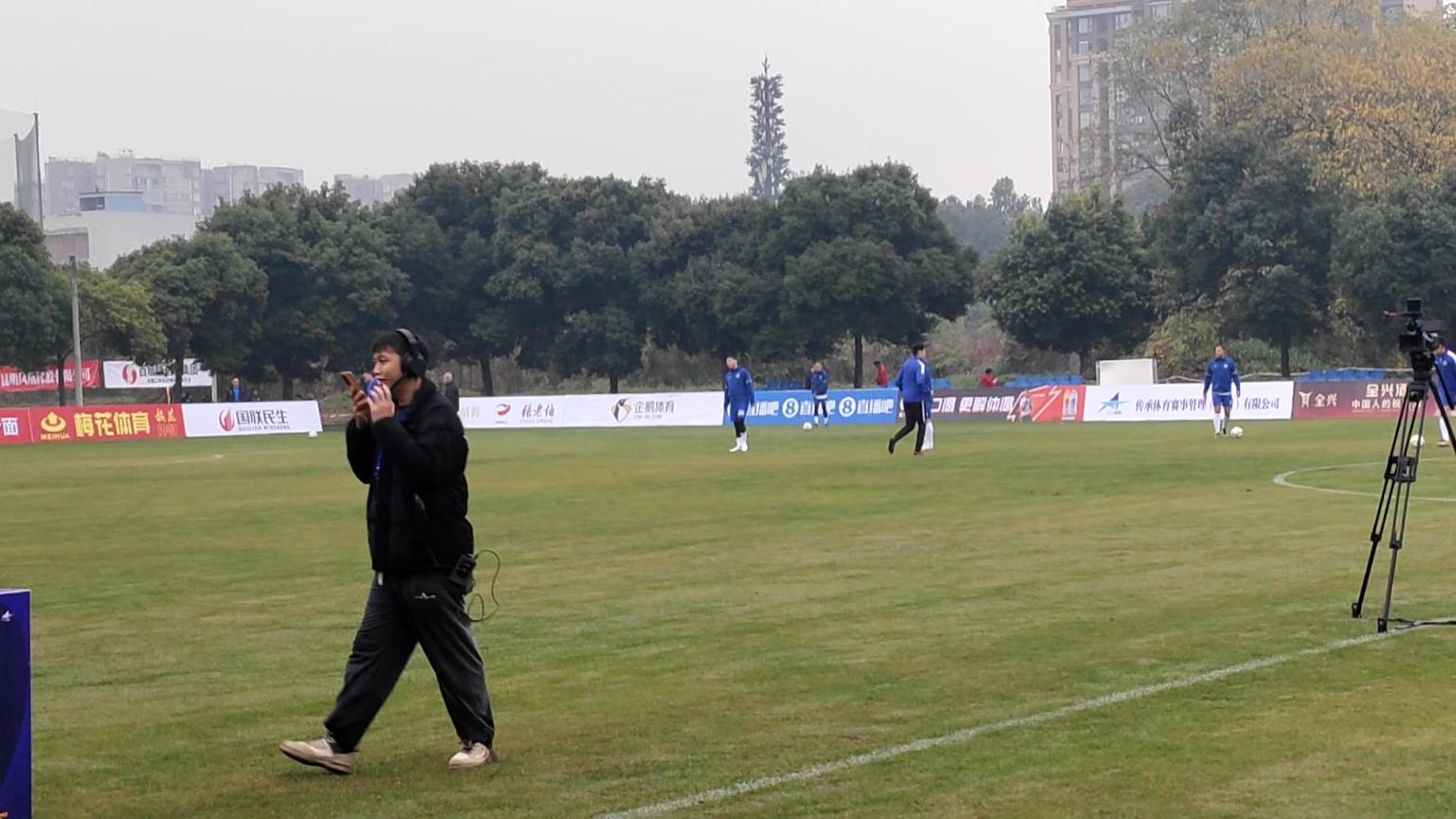 湖北队赛前热身互相传接球，积极准备迎战上海老克勒！