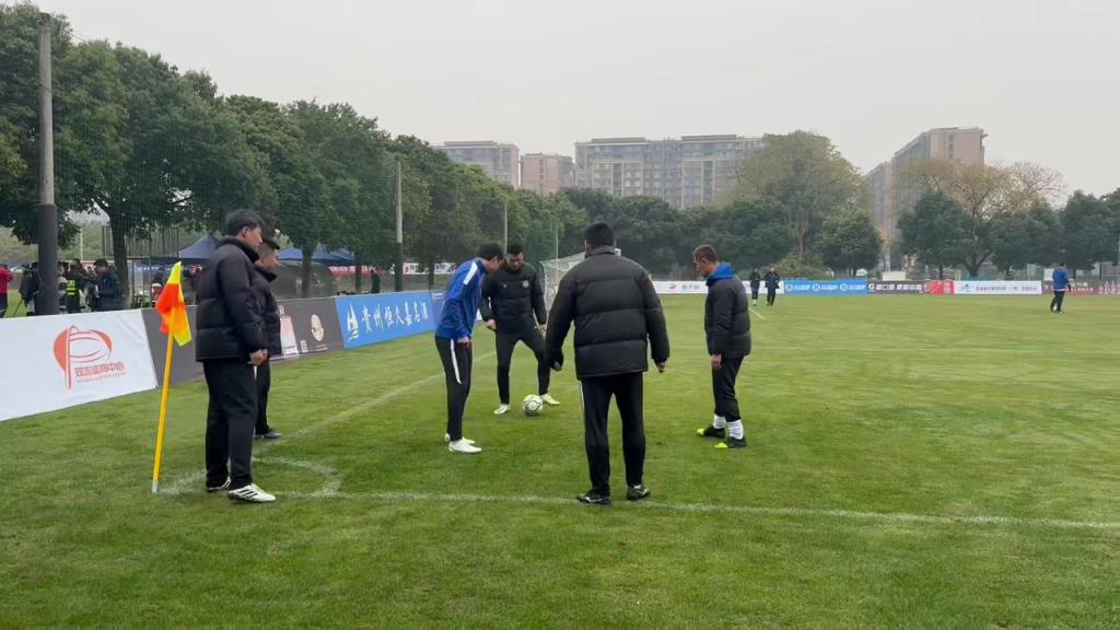 氛围轻松！湖北队赛前热身环节：前国脚梅方与队友抢圈！