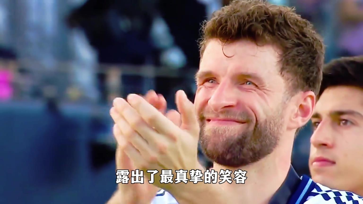 梅西捧起美职联冠军奖杯时，站在一旁的穆勒露出了最真挚的笑容~