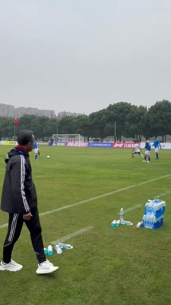 奚志康指挥时不忘奚落对方球员“骗”犯规：唉啥？你一个人踢球啊