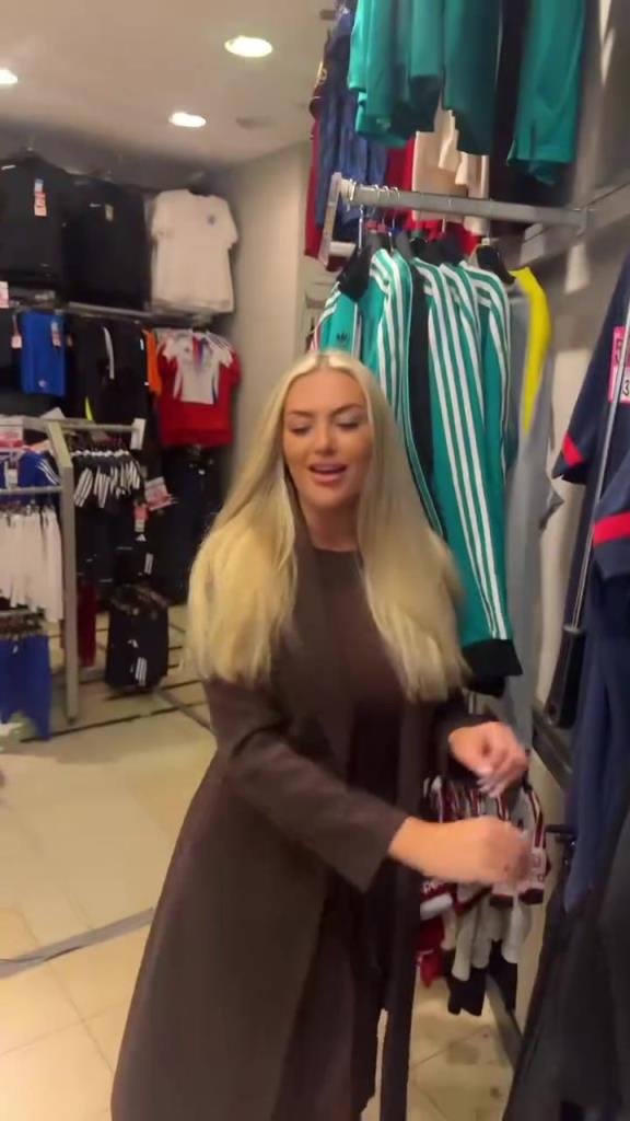 演技还有提升空间！当你给曼联女网红送利物浦的帽子……