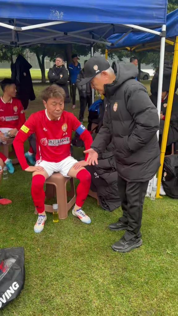 北京vs广州中场休息时金志扬对高峰面授机宜！！