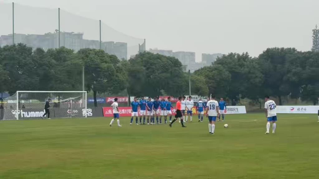 老当……飞了！现场实拍湖北队鲁尼一脚直接任意球飞向远方…