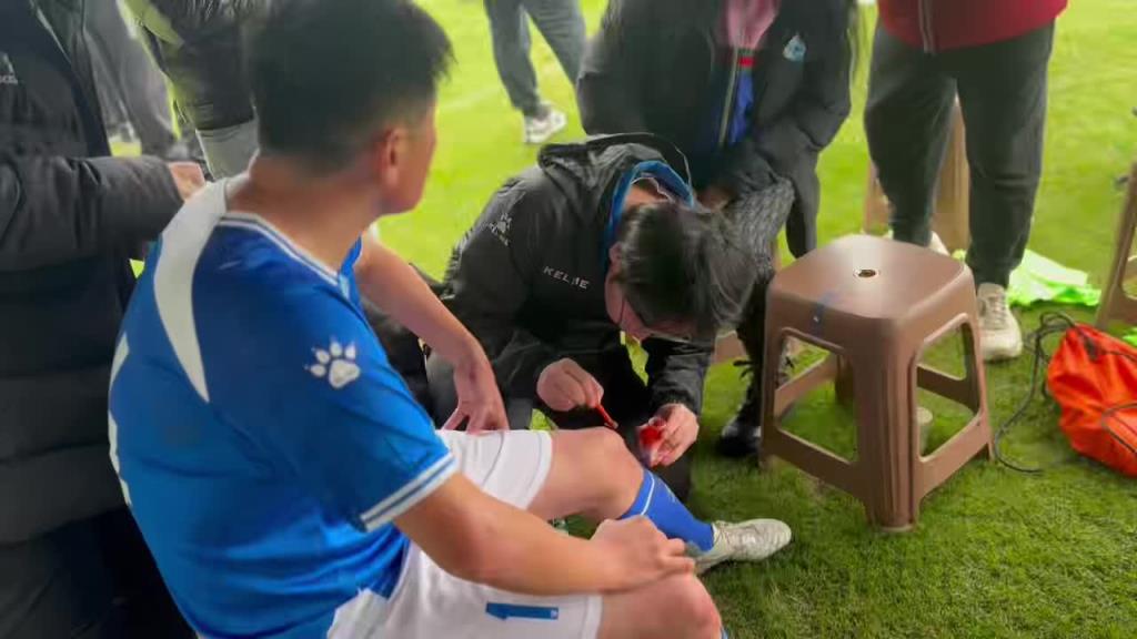 是真拼命！胡兆军拼至受伤下场休息，老甲A比赛如此激烈