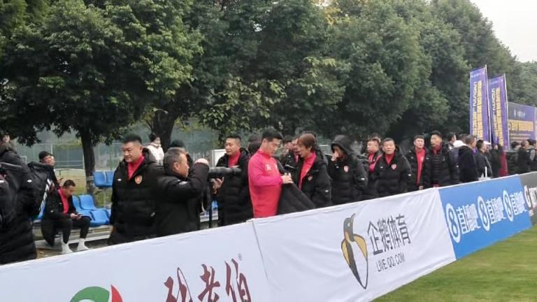 辽宁队抵达球场！姜峰、肇俊哲、徐亮、李金羽、杨旭等悉数到场