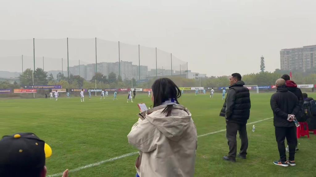 这歌声打几分！？现场实拍：天津女球迷场边唱歌助威老甲A！