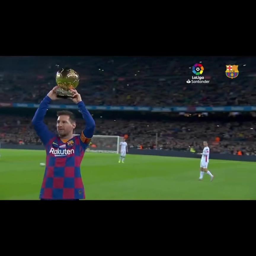 已经过去六年，梅西在诺坎普展示第六个金球