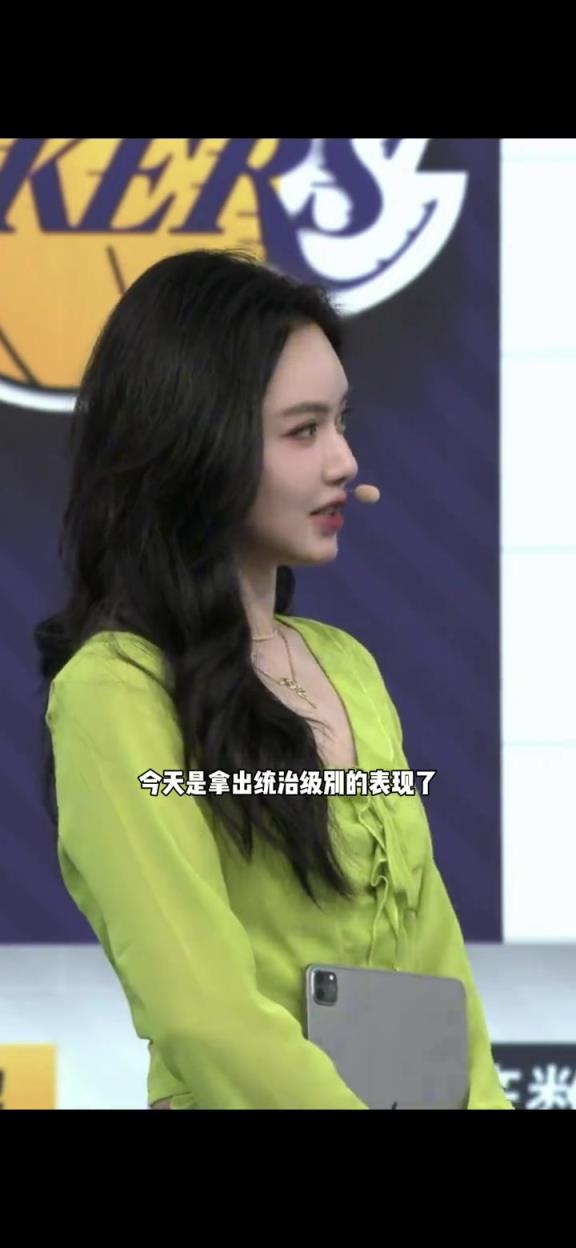 年迈的国王还在发力，娜姐看到老詹那么厉害，脸上的笑容都更多了