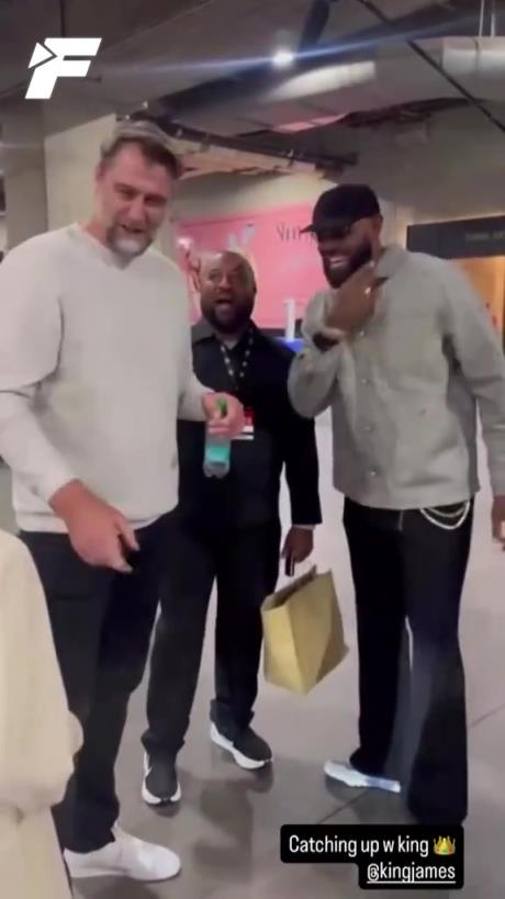 和詹姆斯一起有说有笑的高个子是谁？老吧友能认出来吗