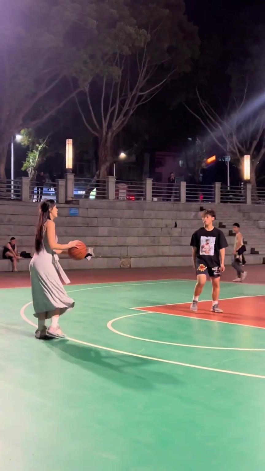 别的不说还是有点实力！长裙小姐姐晒打球：穿裙子也限制不了我！