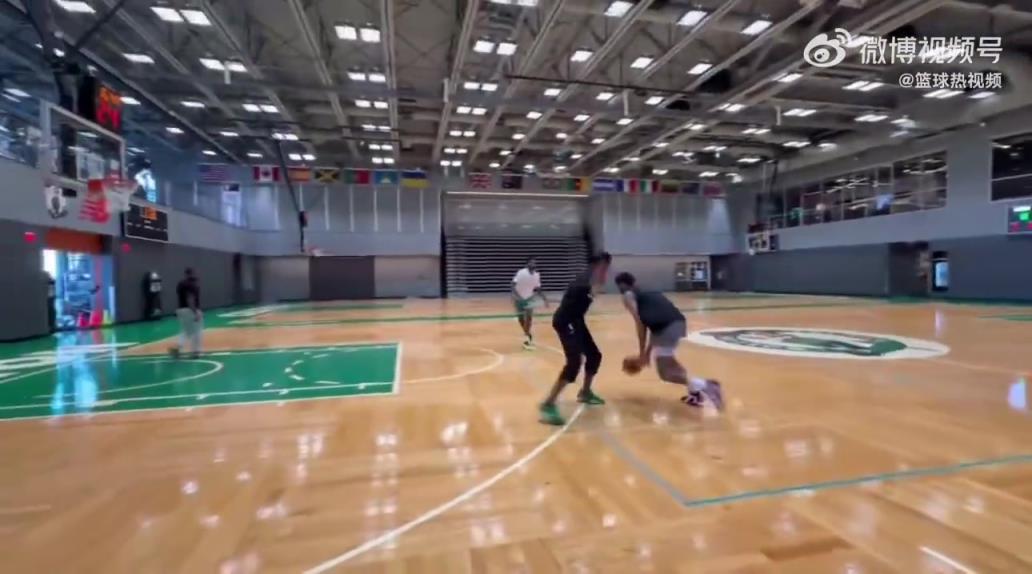 这医疗水平太恐怖了！塔图姆跟腱断裂7个月，居然已经能进行这种对抗了！