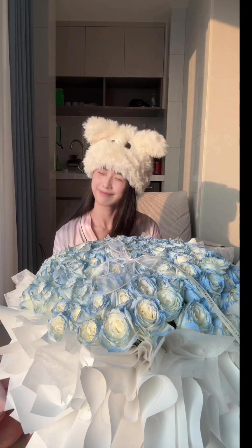 谁给的这么大一束花？过生日的女篮卓识晒收到白玫瑰视频