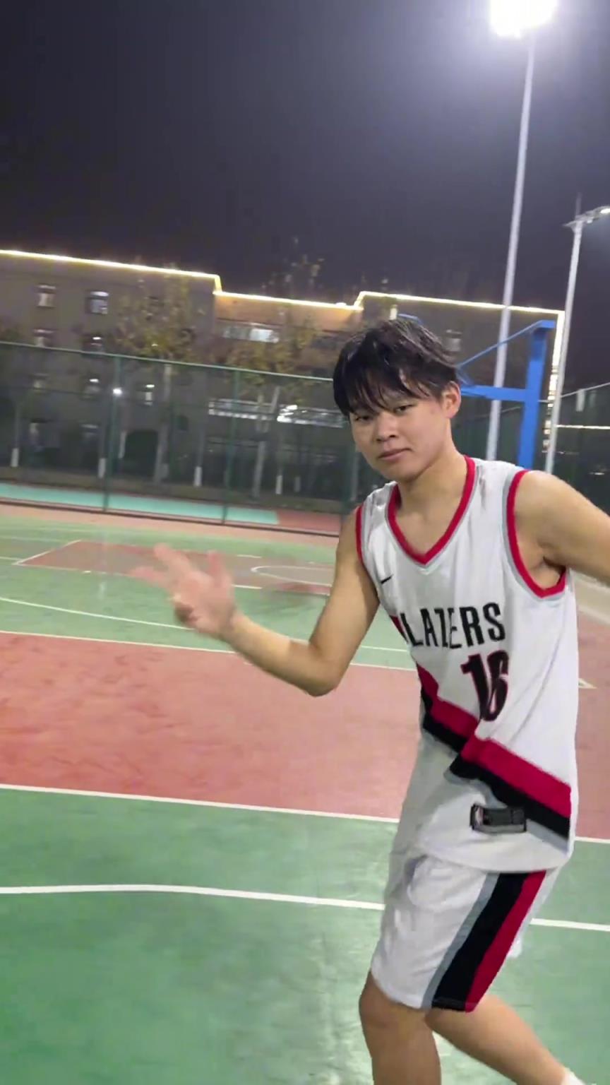 不是哥们你杨瀚林啊！国内一位爱好者模仿杨瀚森打球