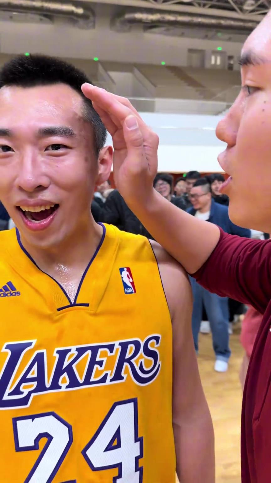 都有点水平！詹密和科密线下1v1单挑 还挺和谐