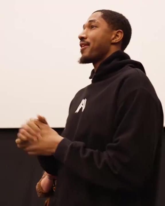 谁的童年！阿隆维金斯和小朋友们一起看海绵宝宝！