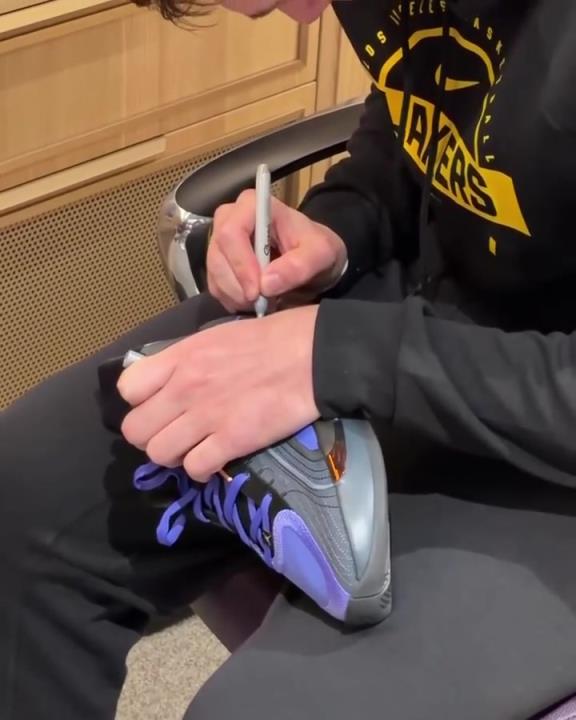 东契奇在球鞋上写下两个女儿的名字❤