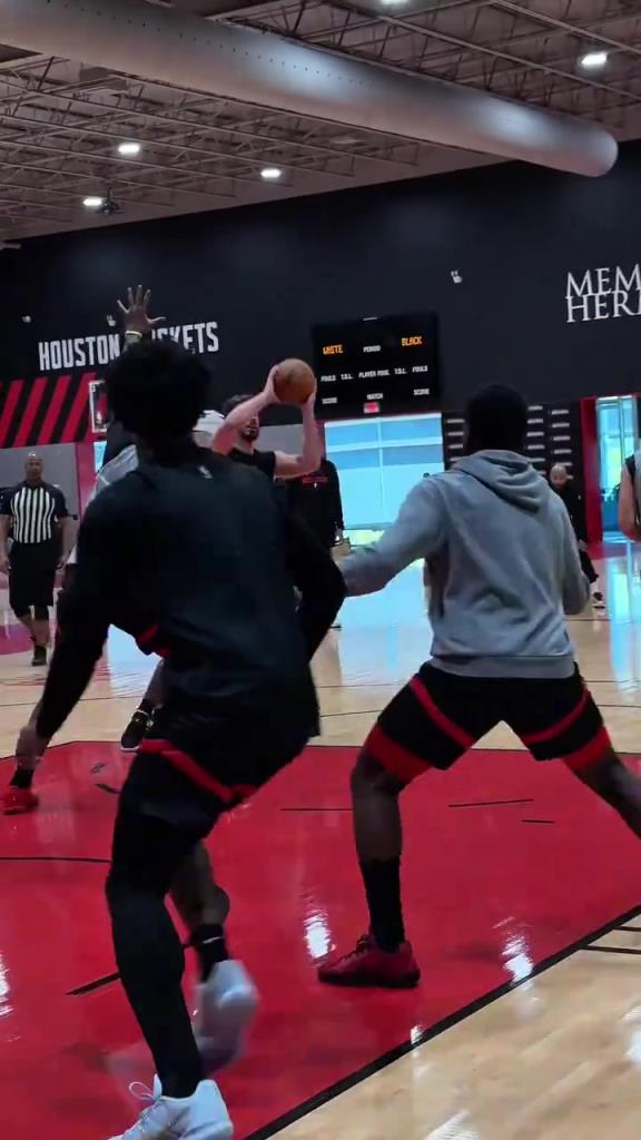 申京和阿门在训练中的默契配合！